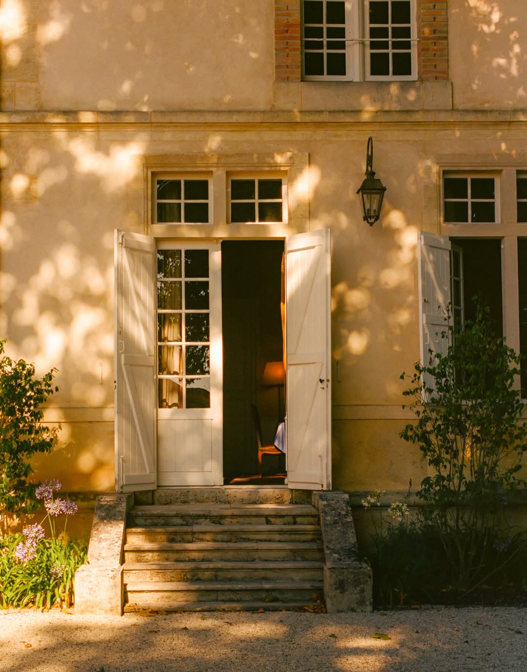 Maureen M. Evans (@maureenme) photographs two of France’s most storied wine estates: Château Rauzan-Ségla in Margaux and Château Canon in Saint-Émilion for @family_style.
⠀⠀⠀⠀⠀⠀⠀⠀⠀
Story by @monicamendi
⠀⠀⠀⠀⠀⠀⠀⠀⠀
#MaureenMEvans #Photographer #FamilyStyle