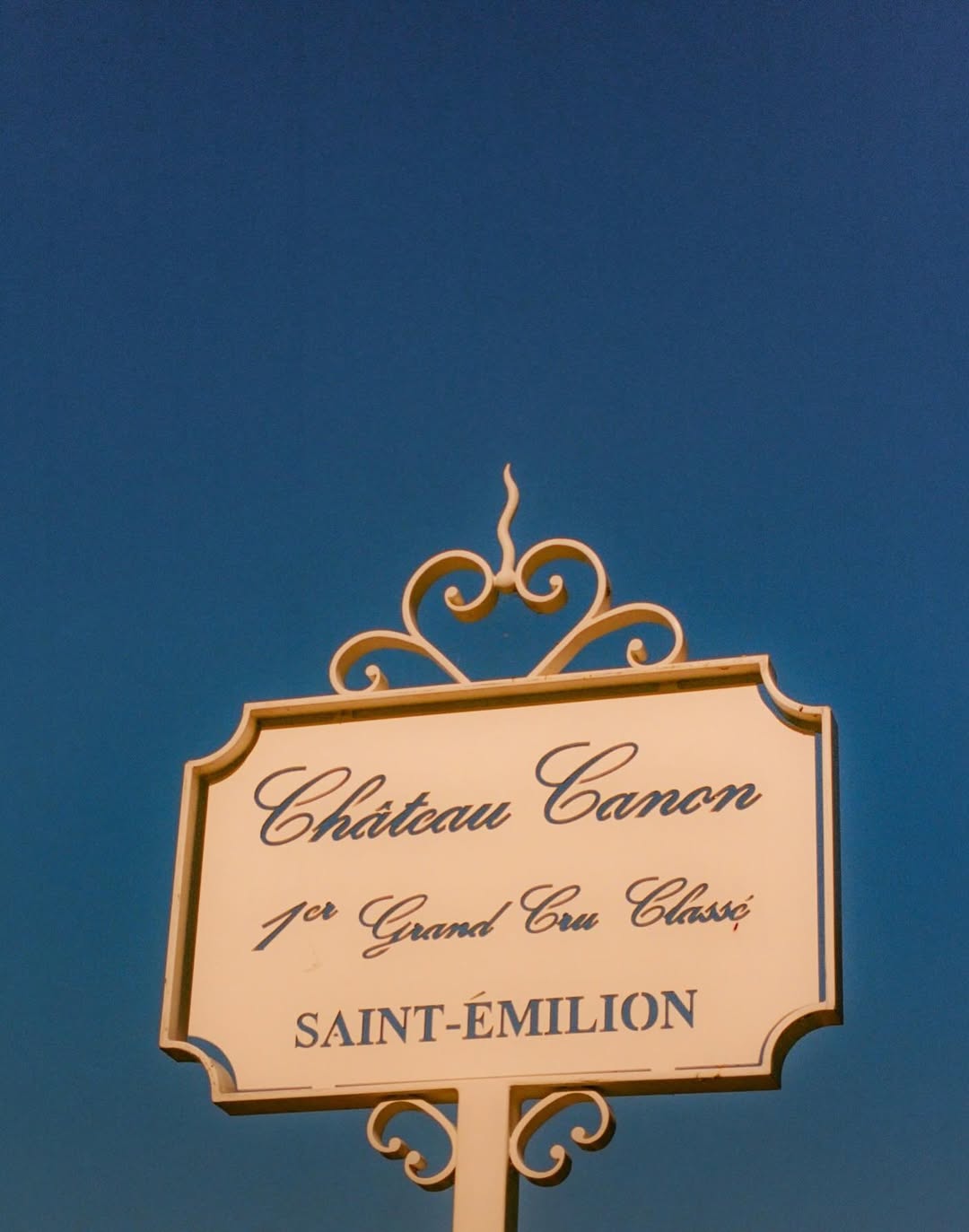 Maureen M. Evans (@maureenme) photographs two of France’s most storied wine estates: Château Rauzan-Ségla in Margaux and Château Canon in Saint-Émilion for @family_style.
⠀⠀⠀⠀⠀⠀⠀⠀⠀
Story by @monicamendi
⠀⠀⠀⠀⠀⠀⠀⠀⠀
#MaureenMEvans #Photographer #FamilyStyle