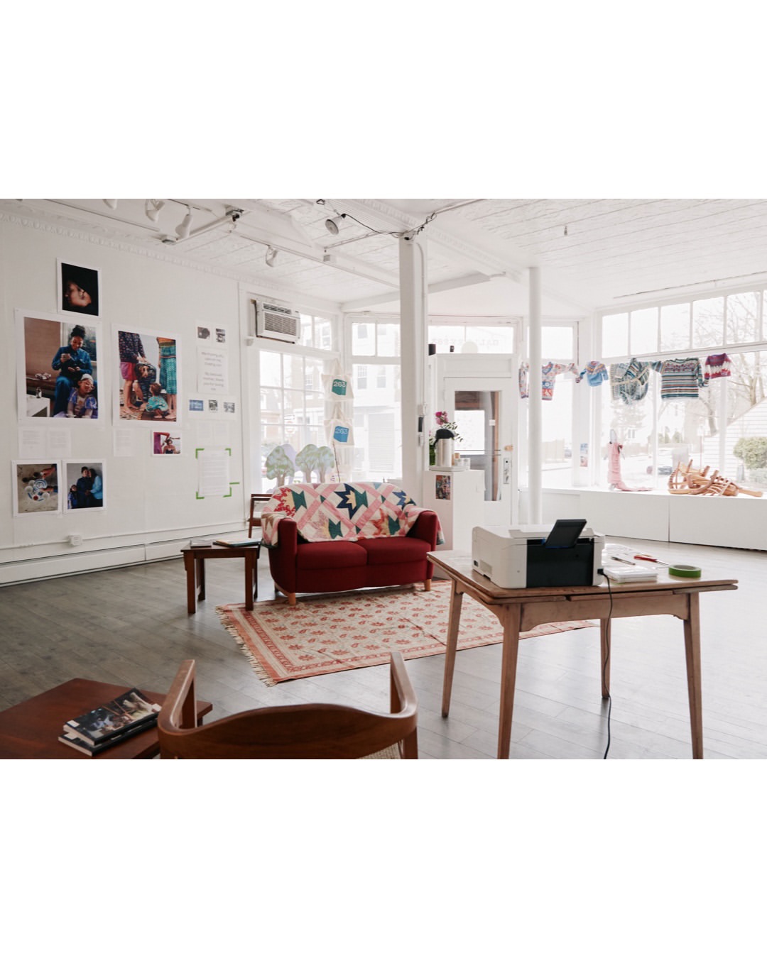 The Art of Care exhibition at Gallery 263 in Cambridge, Massachusetts brought together photographer Mei Tao (@taomeitao) and writer, organizer, and artist Cameron Russell to explore the intersection of caregiving and creativity.
⠀⠀⠀⠀⠀⠀⠀⠀⠀
Through photography, crafts, and participatory elements, the exhibition examined the overlooked value of care work. From quilts and toys to storytelling, music, meals, and home remedies, caregivers produce art that is rarely recognized beyond intimate circles. These works challenge capitalist definitions of art by reframing caregiving itself as a highly skilled creative practice.
⠀⠀⠀⠀⠀⠀⠀⠀⠀
The exhibition featured luminous photographic portraits offering glimpses into caregivers’ artistic lives—from early childhood educator Mary Louise Bedard’s puppet show preparations to the musical improvisation between mother-educator RoseLove Joseph and daughter Ilani Ma’at Neter—revealing care work as both life-giving labor and art.
⠀⠀⠀⠀⠀⠀⠀⠀⠀
#MeiTao #Photographer #TheArtofCare