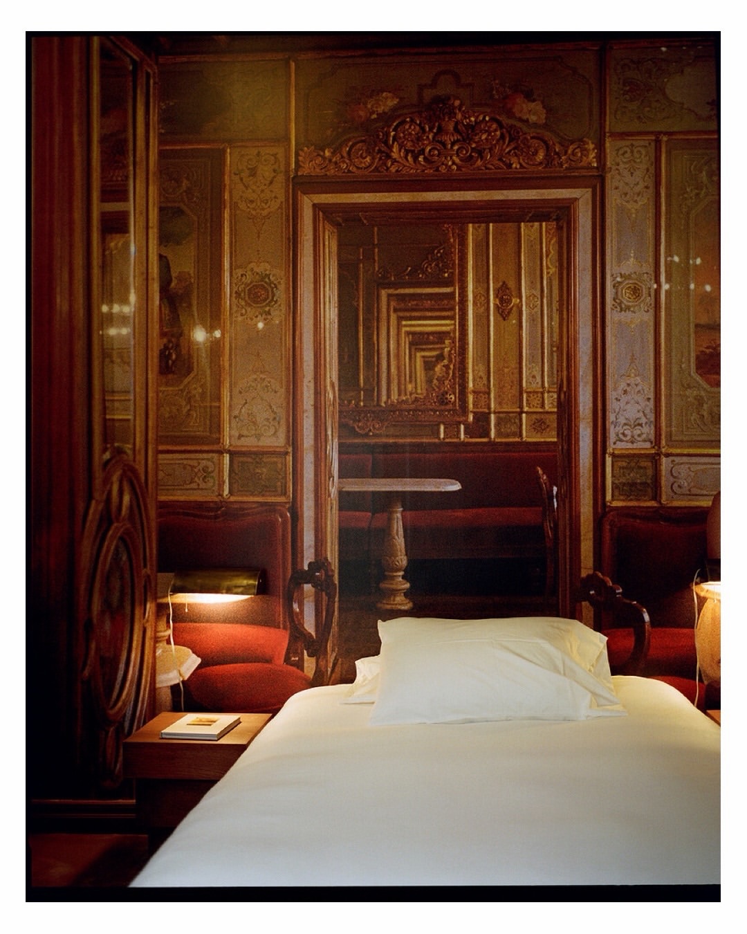 Lucia Bell-Epstein (@luuuuush) photographs @casabosquespension, a guesthouse by @savvystudio consisting of ten thoughtful and harmonious bedrooms around @casabosques bookshop in Roma Norte, México City.
⠀⠀⠀⠀⠀⠀⠀⠀⠀
#LuciaBellEpstein #Photographer #CasaBosquesPension
