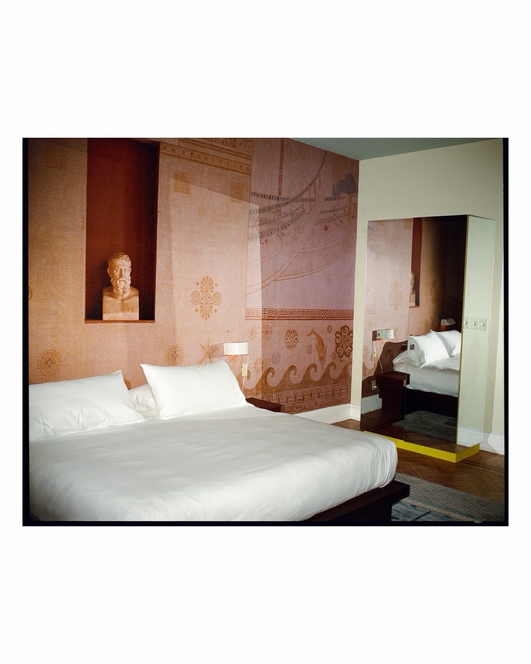 Lucia Bell-Epstein (@luuuuush) photographs @casabosquespension, a guesthouse by @savvystudio consisting of ten thoughtful and harmonious bedrooms around @casabosques bookshop in Roma Norte, México City.
⠀⠀⠀⠀⠀⠀⠀⠀⠀
#LuciaBellEpstein #Photographer #CasaBosquesPension