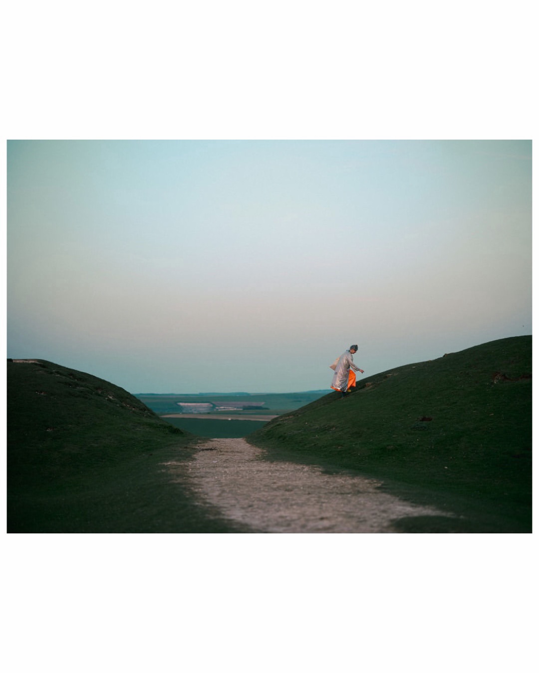 Finn Beales (@finn) photographs Turner Prize-nominated artist Delaine Le Bas (@delainelebas) at Cissbury Ring — above the valley where her grandparents lived — on International Roma Day.
⠀⠀⠀⠀⠀⠀⠀⠀⠀
Delaine’s work features in @meadowarts BorderLands exhibition and she is currently exhibiting ‘Un-Fair-Ground’ at the @whitworthart in Manchester.
⠀⠀⠀⠀⠀⠀⠀⠀⠀
#FinnBeales #Photographer #DelaineLeBas #MeadowArts