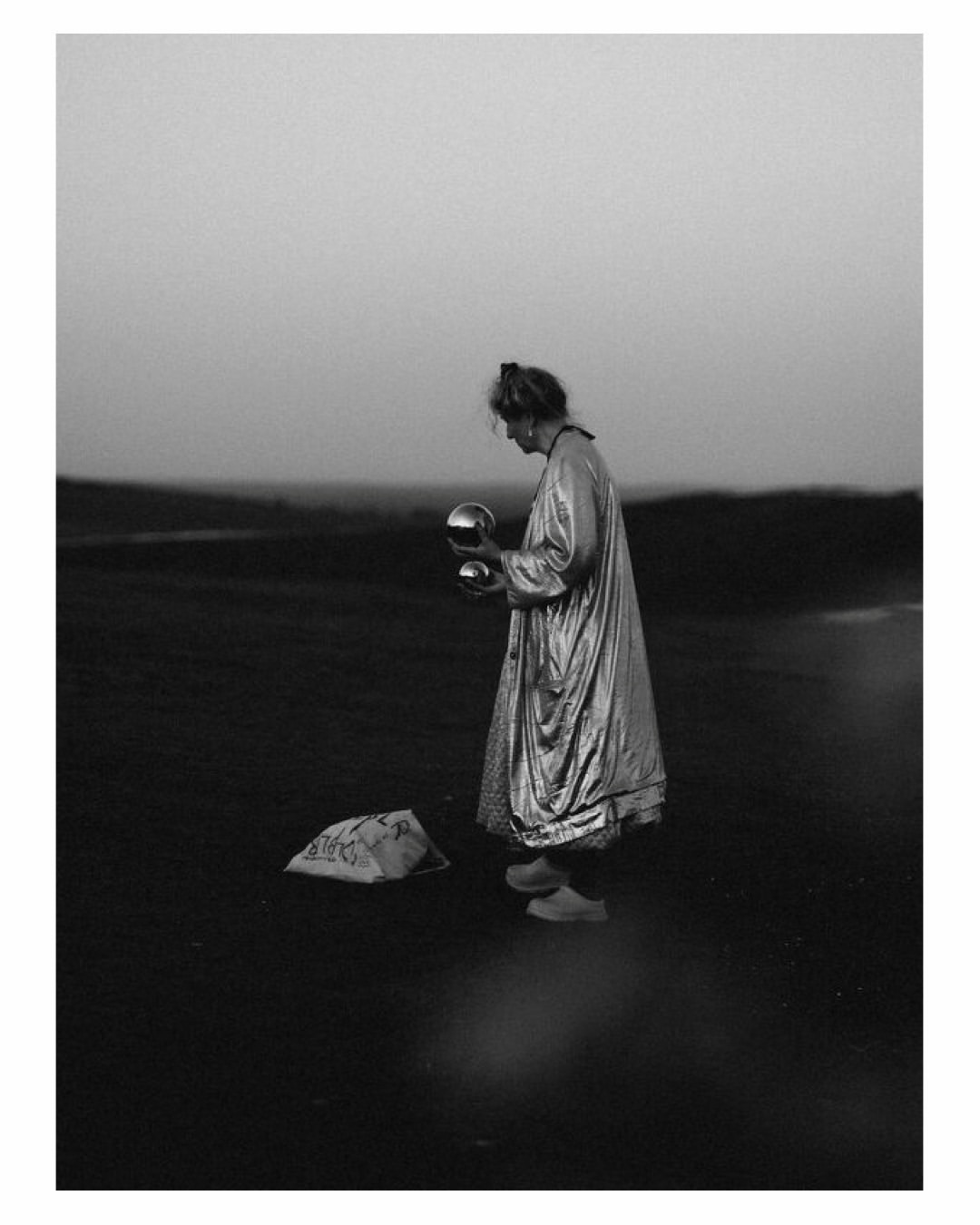 Finn Beales (@finn) photographs Turner Prize-nominated artist Delaine Le Bas (@delainelebas) at Cissbury Ring — above the valley where her grandparents lived — on International Roma Day.
⠀⠀⠀⠀⠀⠀⠀⠀⠀
Delaine’s work features in @meadowarts BorderLands exhibition and she is currently exhibiting ‘Un-Fair-Ground’ at the @whitworthart in Manchester.
⠀⠀⠀⠀⠀⠀⠀⠀⠀
#FinnBeales #Photographer #DelaineLeBas #MeadowArts