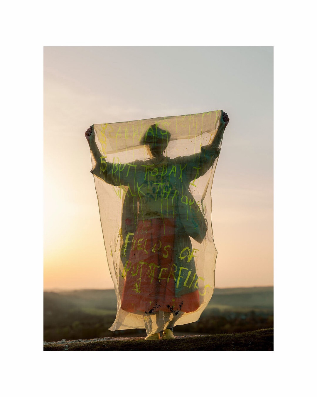 Finn Beales (@finn) photographs Turner Prize-nominated artist Delaine Le Bas (@delainelebas) at Cissbury Ring — above the valley where her grandparents lived — on International Roma Day.
⠀⠀⠀⠀⠀⠀⠀⠀⠀
Delaine’s work features in @meadowarts BorderLands exhibition and she is currently exhibiting ‘Un-Fair-Ground’ at the @whitworthart in Manchester.
⠀⠀⠀⠀⠀⠀⠀⠀⠀
#FinnBeales #Photographer #DelaineLeBas #MeadowArts