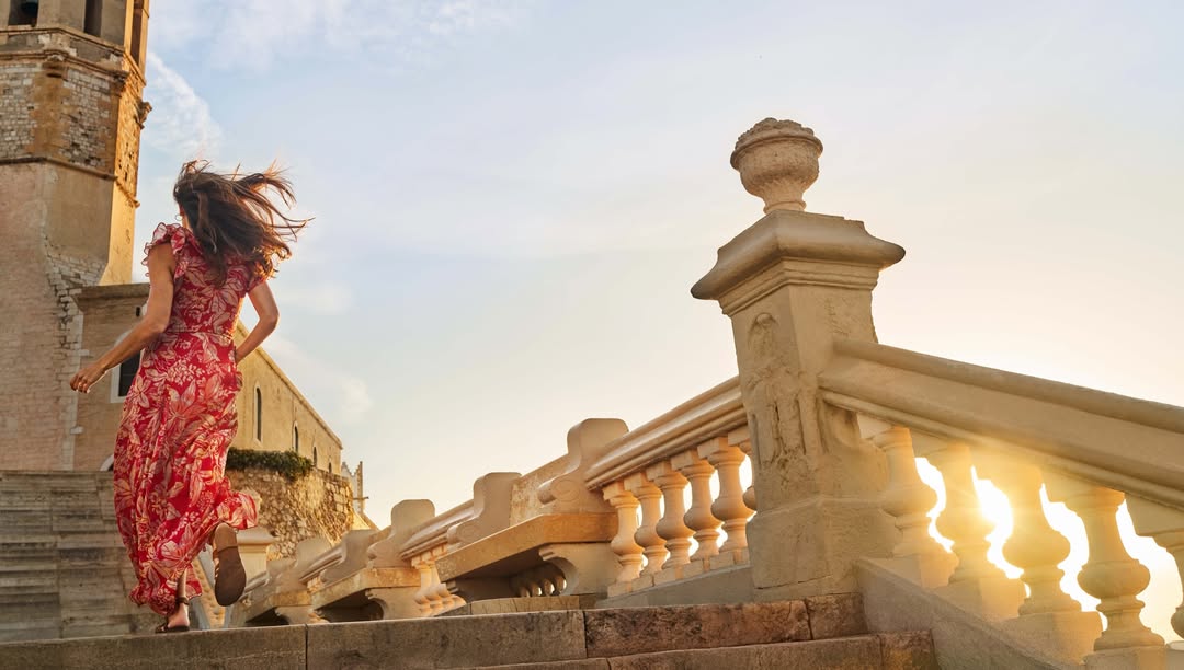 Gentl and Hyers (@gentlandhyers) direct & photograph summer in Barcelona for @citibank. Production by @lairdandgoodcompany.
Agency @leo.nyc
EP @jenarcese
Senior AD @magicharps
Stylist Jo Ryan
Art and Props Berta Gomez
DP @caleb_seppala
AD Silvia Esquivel
Barcelona Production 247
First Assist @lucyrebackk
Digi @cocominnie14
#GentlandHyers #Director #Photographer #Citibank #Barcelona