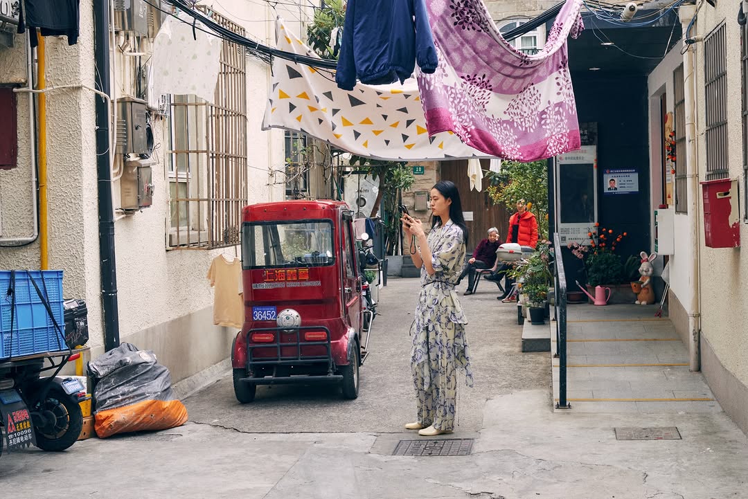 Xavier Mas (@xaviermasphotography) photographs first looks in the lanes and alleys for @samuelguiyang during Shanghai Fashion Week.
⠀⠀⠀⠀⠀⠀⠀⠀⠀
#XavierMas #Photographer #SamuelGuiYang #ShanghaiFashionWeek