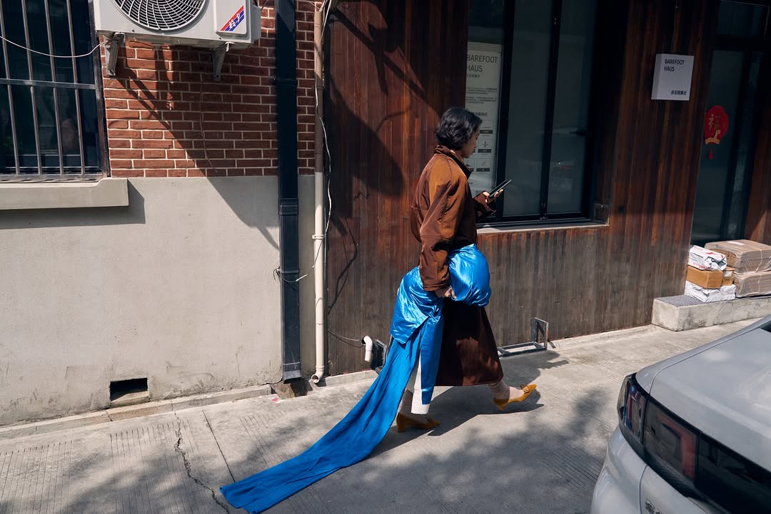 Xavier Mas (@xaviermasphotography) photographs first looks in the lanes and alleys for @samuelguiyang during Shanghai Fashion Week.
⠀⠀⠀⠀⠀⠀⠀⠀⠀
#XavierMas #Photographer #SamuelGuiYang #ShanghaiFashionWeek