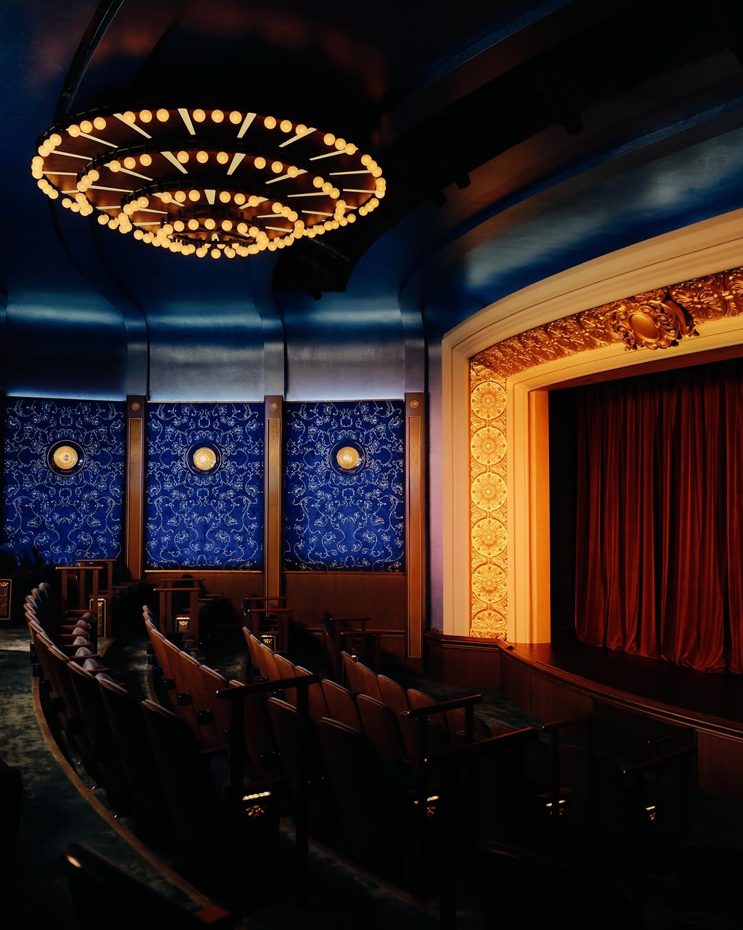 William Jess Laird (@william.jess.laird) photographs The Hand & The Eye (@thehandandtheeye) at Chicago’s L. Hamilton McCormick Mansion. Designed by Architect David Rockwell of the @rockwellgroup the space is a home for live magic and elevated dining, cultivating shared experiences and human connection.
The five-story project contains multiple theaters, from the intimate to the grand, allowing for a choreography that ensures no two guests’ experiences are the same or repeated. Each room has a unique identity to evoke different moods, while certain historic details have been left intact, such as an ornate, carved plaster staircase or the thick, masonry walls outlining the ghost of the original mansion.
#WilliamJessLaird #Photographer #thehandandtheeye #rockwellgroup #LairdandGoodCompany