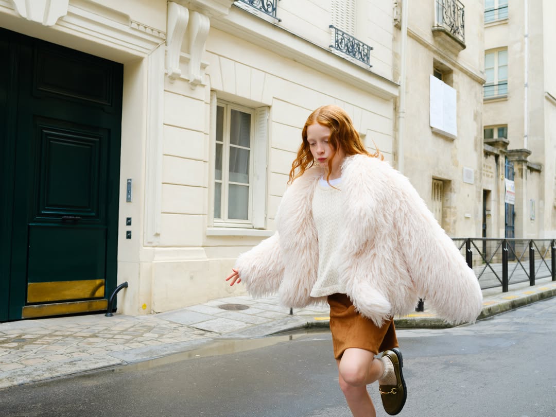 Children take over the parisian streets in the new...