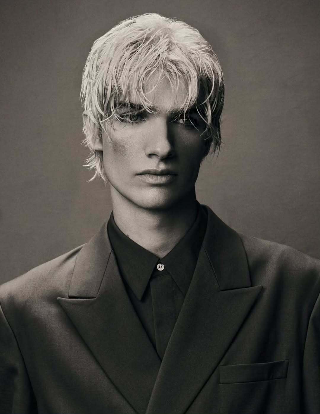 @pierredemaere photographié par la talentueuse @melanie_doh pour @shadowplay_magazine

Fashion by @jonathanbhayden
Interwiew @hanna_pallot
@aurea.productions
@pietruxontheflux2
@fabbhairdresser
Makeup @davidlenhardt
Set design @iamhugorobin
@retouch.yana_hub
Video @nicolaspereiratheater
Light @aniazawadka
Assistants @mariane_asl @ondinebertrand
Digital @antoinebenoitgodet
Stylistes assistantes Jade poirier @emma.siaut
#studiolepetitoiseauvasortir