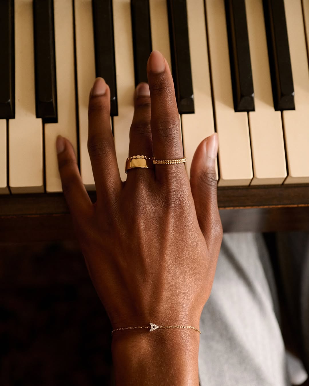 Mejuri. Hands at the piano.