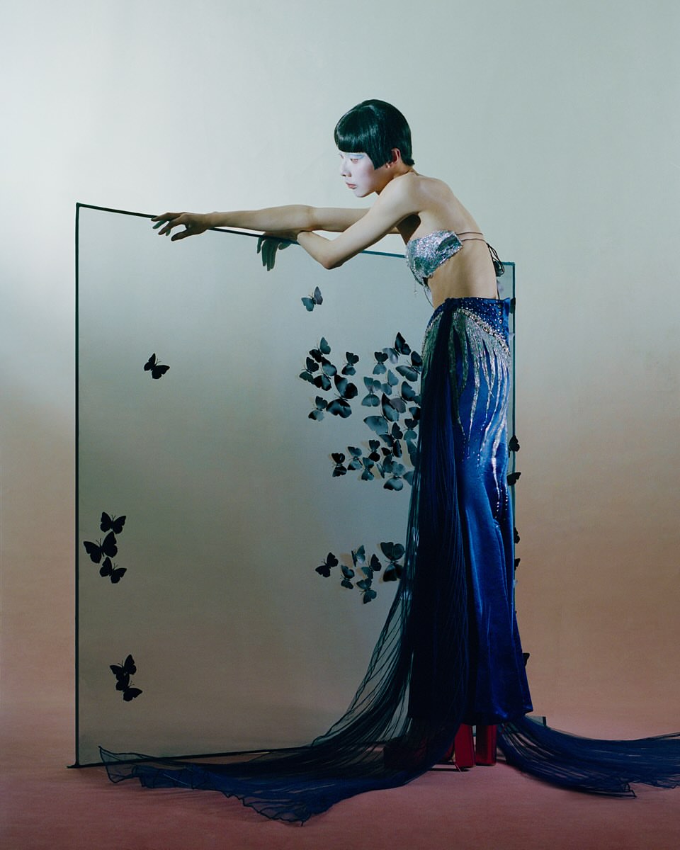 “Metamorphosis”, captured by photographer @yanghanphoto, emerges from their ongoing queer exploration, using the butterfly as both symbol and perspective to examine rebirth, fluidity, and becoming.

Model @kailung_chou reflects:
“I imagine myself as a butterfly. For me, the
colors of butterfly are more than just beautiful—they are a celebration of life and
individuality. As I envision the butterfly gliding effortlessly through the sky, it evokes a sense of boundless freedom, a
liberation from the constraints of the earth.

Beyond its beauty, the butterfly holds deep symbolic meaning. It emerges from its cocoon through a remarkable process of transformation, a journey of growth and perseverance.”

Credits:
Photography + creative direction: @yanghanphoto 
Model: @kailung_chou
Stylist: @_celine_sheridan_
Make-up: @michelle_dacillo @agency__41 
Hair: @shinochika_hair
Set Designer: @rory_qianrong
Photography assistants: @gengbing.photo @huikai_
Stylist Assistant: Maya Domanska
Set Assistant: @ouyyango @cong.0.1
Location: @silverspacestudios
Featured Clothing: @buerlangma @paularowangloves @cheriechun_ @paristexas_it @rysia.headpiece @hengdiwangofficial @zhaoyi_official