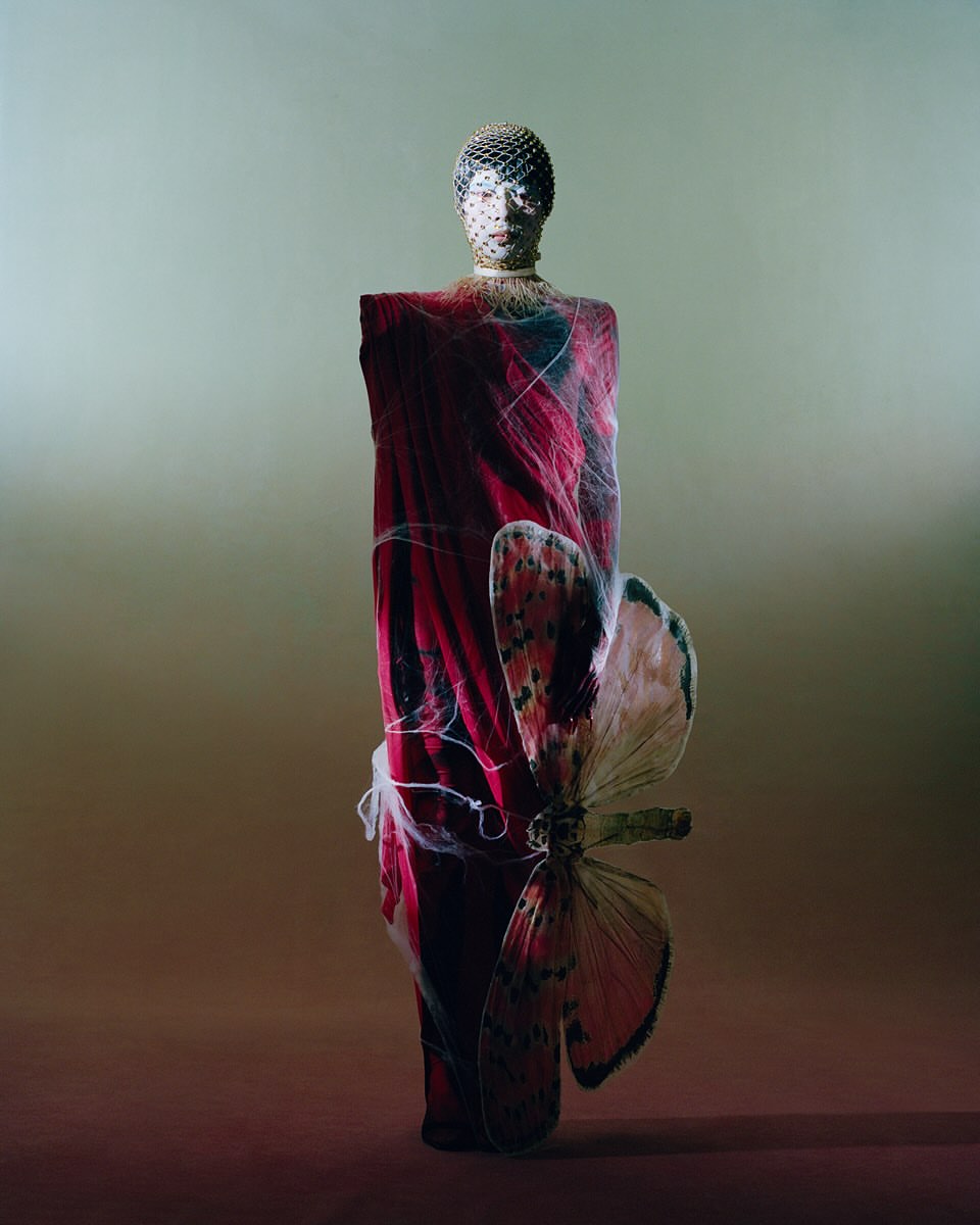 “Metamorphosis”, captured by photographer @yanghanphoto, emerges from their ongoing queer exploration, using the butterfly as both symbol and perspective to examine rebirth, fluidity, and becoming.

Model @kailung_chou reflects:
“I imagine myself as a butterfly. For me, the
colors of butterfly are more than just beautiful—they are a celebration of life and
individuality. As I envision the butterfly gliding effortlessly through the sky, it evokes a sense of boundless freedom, a
liberation from the constraints of the earth.

Beyond its beauty, the butterfly holds deep symbolic meaning. It emerges from its cocoon through a remarkable process of transformation, a journey of growth and perseverance.”

Credits:
Photography + creative direction: @yanghanphoto 
Model: @kailung_chou
Stylist: @_celine_sheridan_
Make-up: @michelle_dacillo @agency__41 
Hair: @shinochika_hair
Set Designer: @rory_qianrong
Photography assistants: @gengbing.photo @huikai_
Stylist Assistant: Maya Domanska
Set Assistant: @ouyyango @cong.0.1
Location: @silverspacestudios
Featured Clothing: @buerlangma @paularowangloves @cheriechun_ @paristexas_it @rysia.headpiece @hengdiwangofficial @zhaoyi_official
