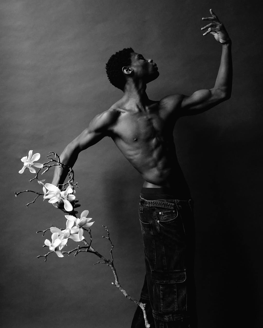“A Floral Reflection,” captured by @otto.masters
“This series is a quiet meditation on beauty and fragility, using the floral form as a mirror for our own bodies and our evolving relationship with nature.”
Credits:
Photographer - Otto Masters @otto.masters
Floral Artist - Hamish Powell @hamispowell
Model - Lenny Kragba @lennykragba