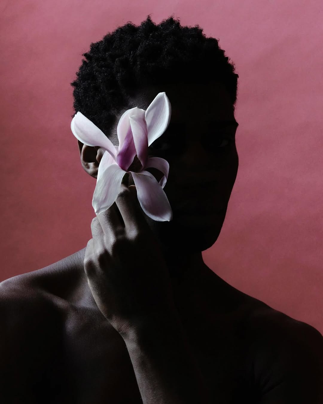 “A Floral Reflection,” captured by @otto.masters
“This series is a quiet meditation on beauty and fragility, using the floral form as a mirror for our own bodies and our evolving relationship with nature.”
Credits:
Photographer - Otto Masters @otto.masters
Floral Artist - Hamish Powell @hamispowell
Model - Lenny Kragba @lennykragba