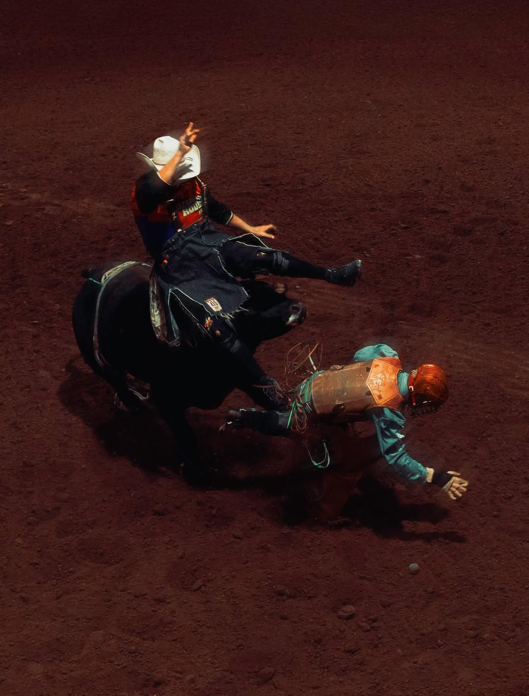 ‘My First Rodeo’, a project by Phoenix based photographer and director @k_reckd . Working across digital and film, Reck approaches the rodeo as both spectacle and first encounter, bringing a cinematic eye to moments shaped by speed, precision, and atmosphere.
“Growing up in the midwest I spent a lot of time on farms with just about every farm animal you can think of. Even with it being a part of my life I never once had been to a rodeo, nor any show animal events. What an experience it was finally being able to capture the intensity. From barrel racing to bull riding there really is so much adrenaline in the air and that is what I was trying to capture, pure adrenaline with a creative touch. This indeed was my first rodeo.”