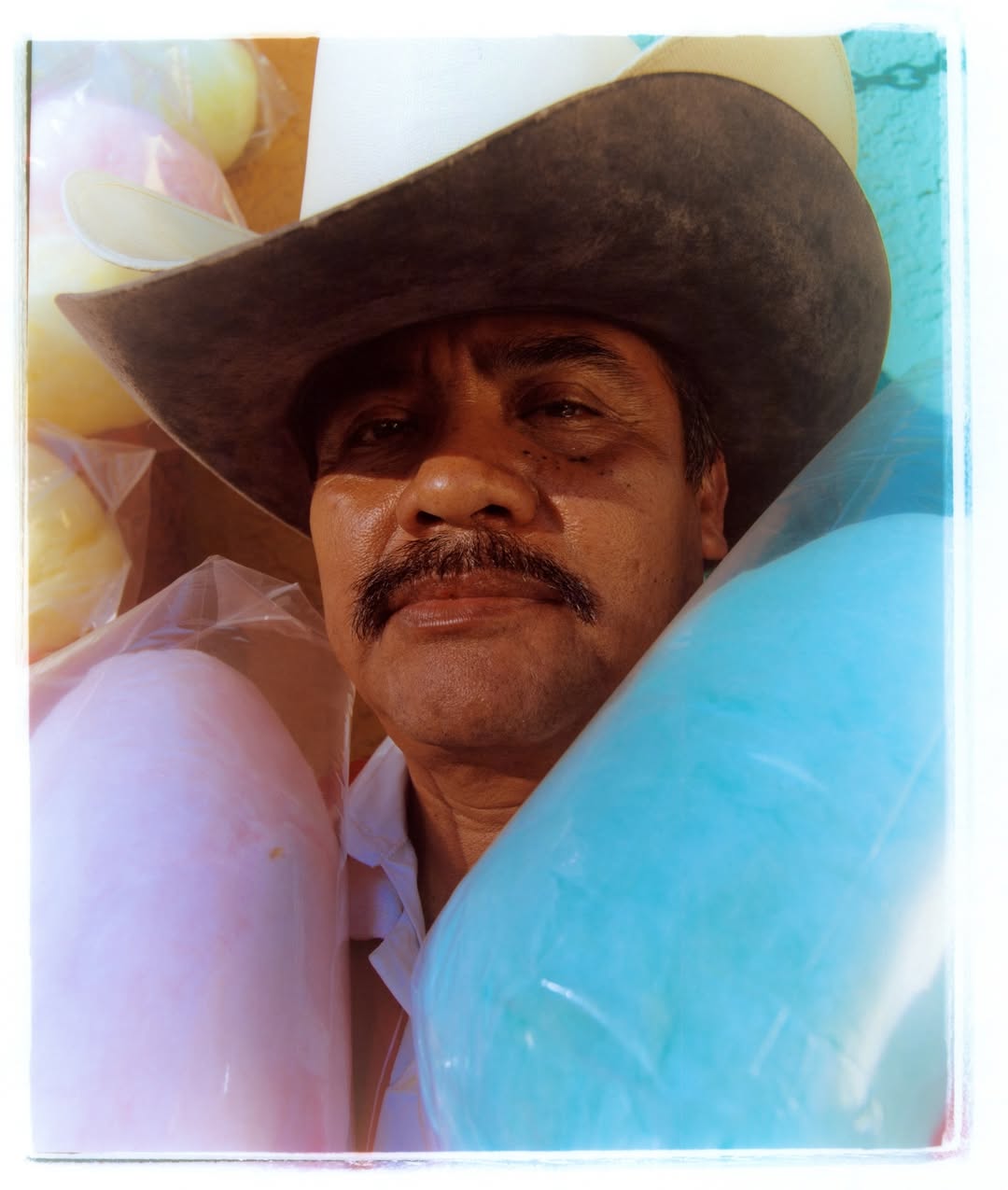 ‘Manos Benditas,’ a photo project photographed and directed by @thaliagochez that highlights real street vendors whose labor sustains neighborhoods, traditions, and community.

“At a time when many vendors, regardless of citizenship status, are increasingly targeted, racially profiled, and criminalized, this work seeks to humanize those too often reduced to policy debates. Street vendors are the heart and soul of every city, forming the heartbeat of what makes this country so vibrant and beautiful. Manos Benditas functions as both a visual archive and a form of direct support during a time of heightened targeting and vulnerability by partnering with @midcitymercado’s Street Vendor Fund initiative to provide direct assistance.”

Credits:
photograph + creative + cast by @thaliagochez
Talent Don J + Doña M
photo assistant @soymariaevelyn
style by @jasmineejuliee
dress & scarf/headpiece made by @hoodbabyla
fashion pulls from @planeta.losangeles + @paisaboys + @persona.theshop