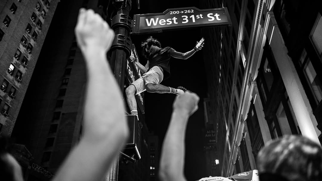 Different angles of celebratory scenes from a week that felt like a fever dream. The @nyknicks brought home their first NBA title in over 50 years, Mayor Mamdani threw the city its first-ever championship parade, and New York completely lost it. Whatever version of the city you saw, whatever corner you were on, chaotic or wholesome, it felt like the entire world crowded into one block to celebrate🗽

Photographs by:
Mitchell Ritter (@mitch.ritter)
Izzy Robertti (@izzyrobertti)
Alyssa Greenberg (@smallgirlbiglens)
Jeremy Cohen (@jermcohen)
Juno Morrow (@juno.morrow)
Willie Velazquez (@williefromqueens)
Klaus Galiano (@klausgaliano)