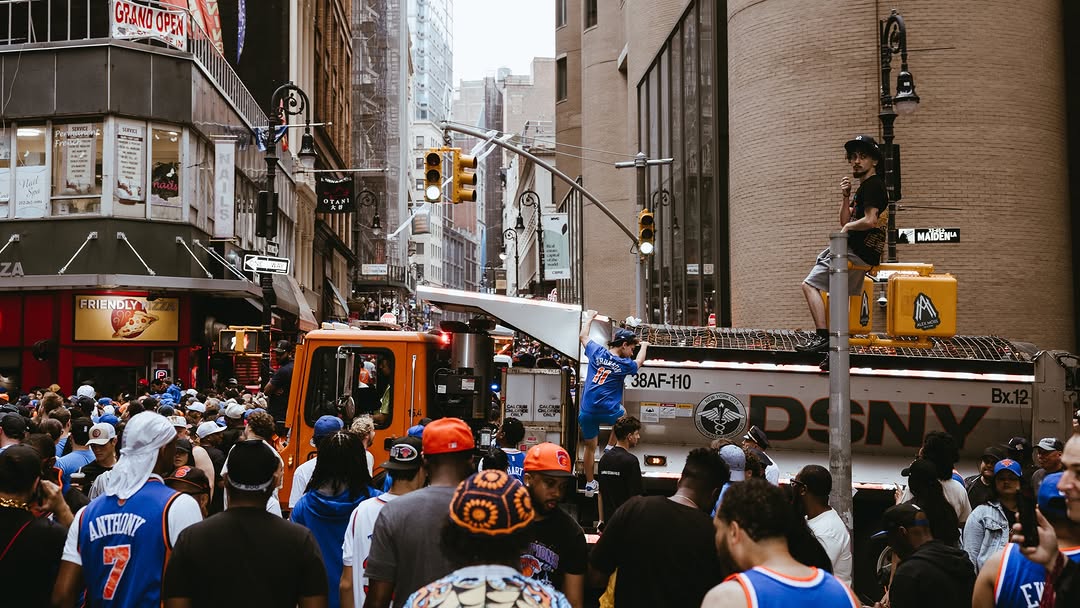 Different angles of celebratory scenes from a week that felt like a fever dream. The @nyknicks brought home their first NBA title in over 50 years, Mayor Mamdani threw the city its first-ever championship parade, and New York completely lost it. Whatever version of the city you saw, whatever corner you were on, chaotic or wholesome, it felt like the entire world crowded into one block to celebrate🗽

Photographs by:
Mitchell Ritter (@mitch.ritter)
Izzy Robertti (@izzyrobertti)
Alyssa Greenberg (@smallgirlbiglens)
Jeremy Cohen (@jermcohen)
Juno Morrow (@juno.morrow)
Willie Velazquez (@williefromqueens)
Klaus Galiano (@klausgaliano)