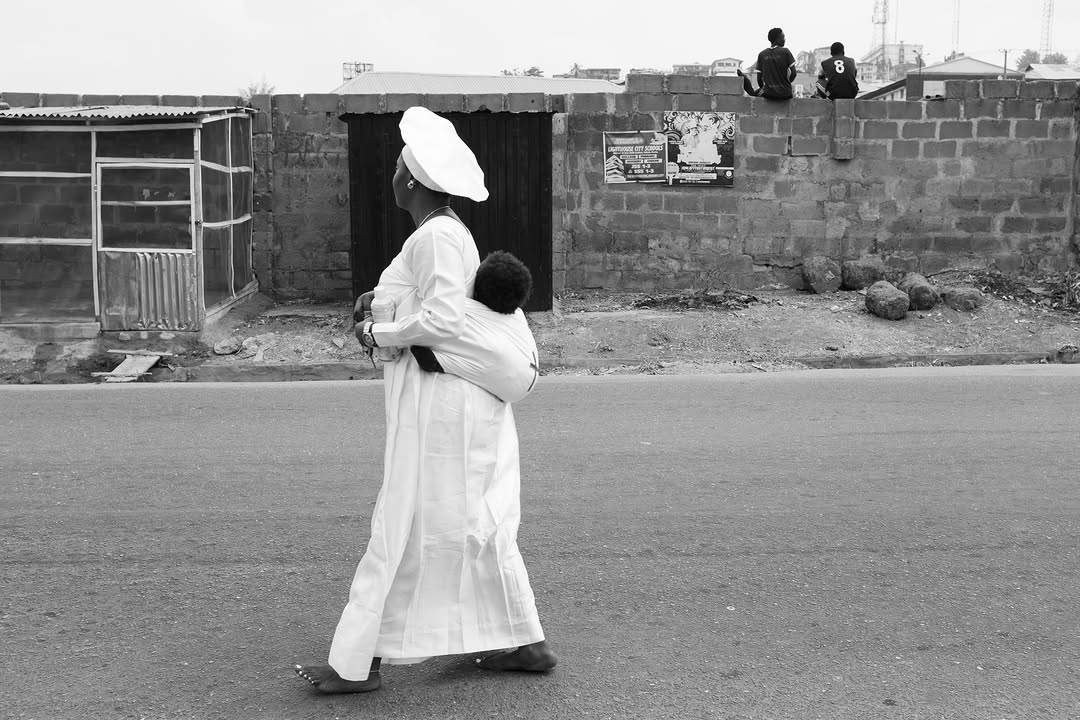 WHAT COMES TO MIND WHEN YOU SEE THE GARMENT?
Fashion, art, culture photographer and filmmaker Stephen Tayo (@stephen.tayo) departed from his known vivid palette to capture devotees of the Aladura movement, a strand of Pentecostal Christianity emerging from Yoruba communities between the 1910s and 1920s.
His lens moves from flowing white robes and elaborate headwear to the bare feet that carry devotees through the streets of Lagos, bringing sight towards the garments sacred to the practice.
The robe, known variously as sutana, aso-funfun, or simply “the garment,” carries weight beyond fabric. In Yoruba cosmology, white is sacred, tied to Obatala, the orisha of purity and creation.
WHAT COMES TO MIND WHEN YOU SEE THE GARMENT? is on view now through September 20 at FF Projects (@ff_projects_) in Alara Lagos.