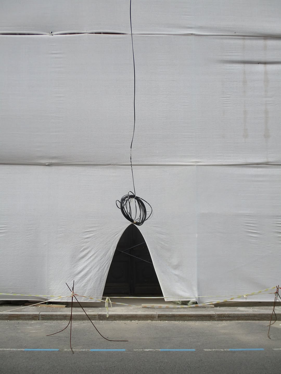 For years, Svetlana Feoktistova has been both photographer and author of the project “Walls Walls” (@wallswalls), a page where she documents her collection of walls, taken on unplanned routes, at times returning to the same locations over months and years to cartograph the change.
“My photography practice began in 2015, when I began to notice color compositions on the walls that resemble abstract paintings. Since then, I’ve been deeply interested in this topic, and I’ve started documenting buffs along with other elements of the urban landscape. In recent years, my attention has been attracted by buildings covered with construction mesh during restoration. They evoke associations with the works of Christo and are perceived as full-fledged urban installations that arose unintentionally. The grids are swaying in the wind, gaining momentum, and tags and fresh buffs are gradually layered on them.”