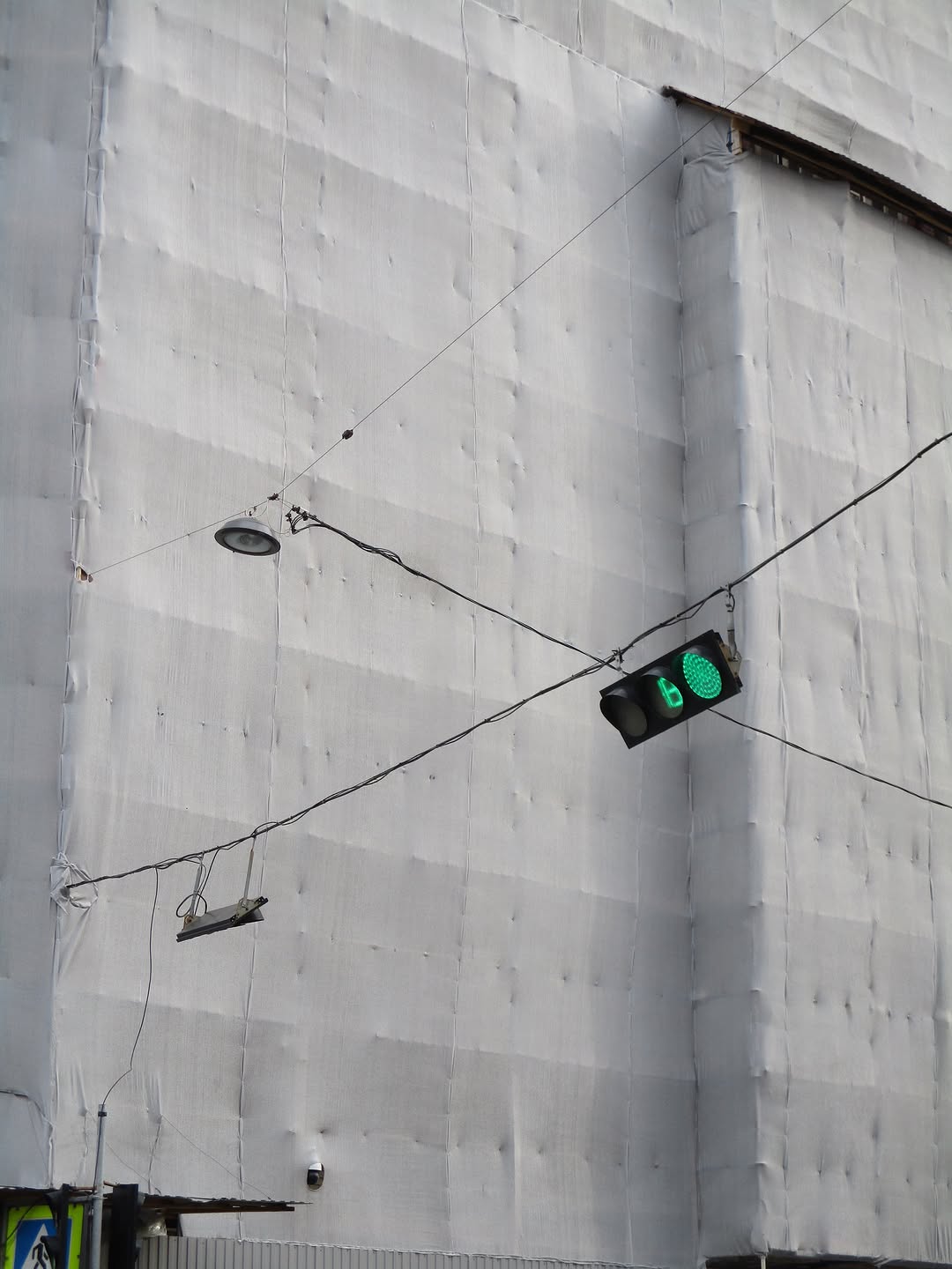 For years, Svetlana Feoktistova has been both photographer and author of the project “Walls Walls” (@wallswalls), a page where she documents her collection of walls, taken on unplanned routes, at times returning to the same locations over months and years to cartograph the change.
“My photography practice began in 2015, when I began to notice color compositions on the walls that resemble abstract paintings. Since then, I’ve been deeply interested in this topic, and I’ve started documenting buffs along with other elements of the urban landscape. In recent years, my attention has been attracted by buildings covered with construction mesh during restoration. They evoke associations with the works of Christo and are perceived as full-fledged urban installations that arose unintentionally. The grids are swaying in the wind, gaining momentum, and tags and fresh buffs are gradually layered on them.”