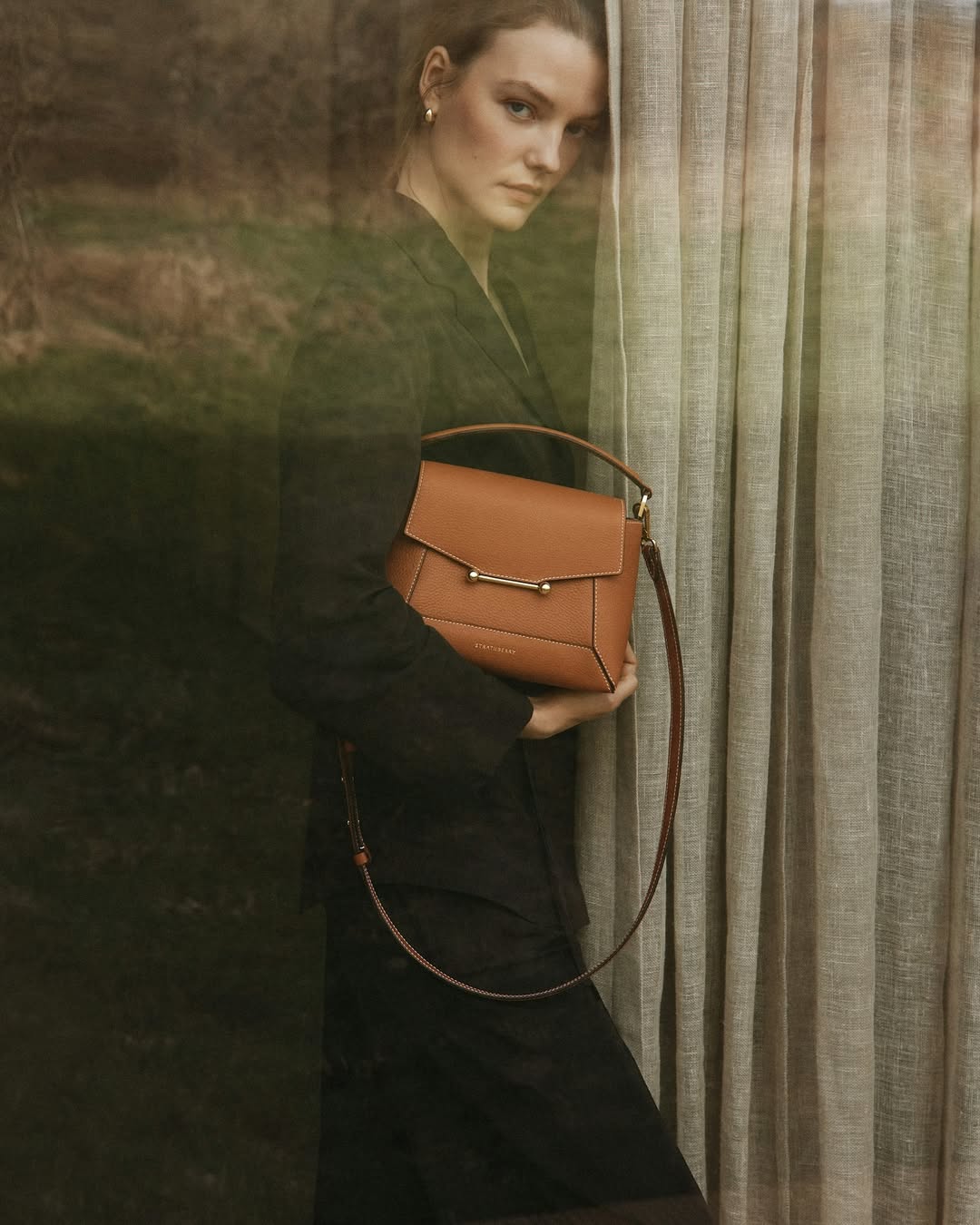 Full production for Strathberry. Shot by Amie Milne @minkmgmt in London. 

@amiemilne @strathberry #AmieMilne #Strathberry #MinkProduction #CreativeProduction