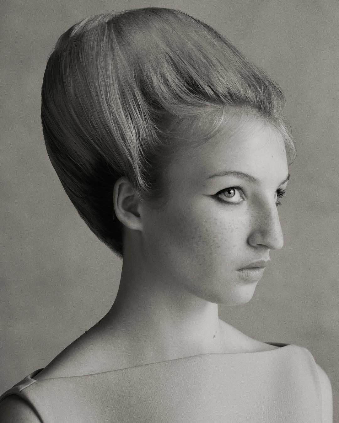 FEMALE GAZE INT 03/06/26