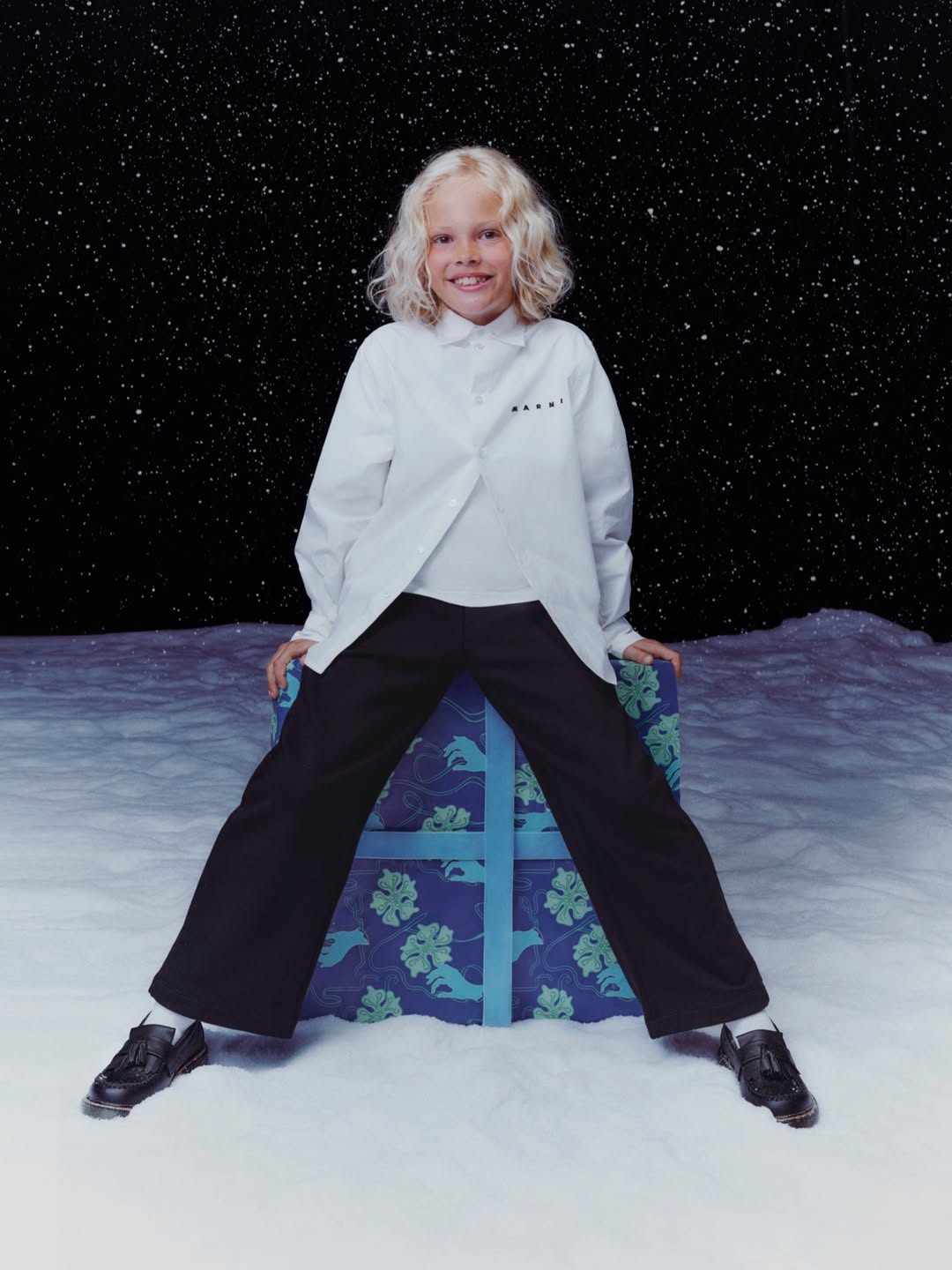 Le plus beau des cadeaux
@galerieslafayette by @clarkfranklyn

With ROSA @rosaeimann, YUN CHAN @yochan____ 
And OCTAVE et ANNE VICTORIA
Agence @ddbparis
DC @ondine.simon
DA @roxanehamoniereboizel @domnin_bureau
Stylist @joysinanian
Hair @masashikonnohair
Make up @sunao__takahashi
Costume @robinroysimeraybroderie
Set design @milanoscena
Production @la_belle_production
THANKS @selectmodelparis @marilynagencyparis @agencefrimousse @myagencykids @julabrigante @marinerolland15 @anne_cath_p