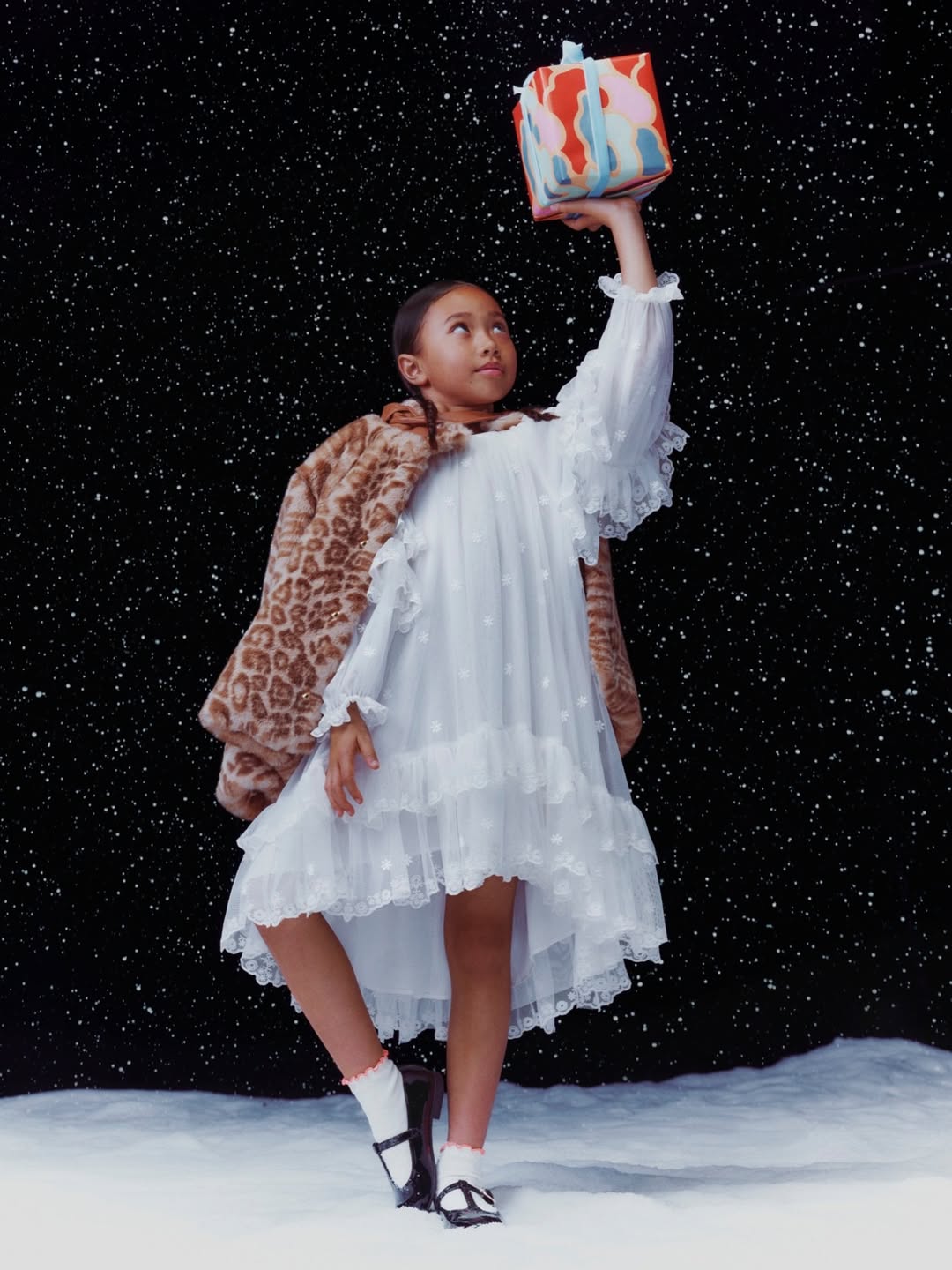 Le plus beau des cadeaux
@galerieslafayette by @clarkfranklyn

With ROSA @rosaeimann, YUN CHAN @yochan____ 
And OCTAVE et ANNE VICTORIA
Agence @ddbparis
DC @ondine.simon
DA @roxanehamoniereboizel @domnin_bureau
Stylist @joysinanian
Hair @masashikonnohair
Make up @sunao__takahashi
Costume @robinroysimeraybroderie
Set design @milanoscena
Production @la_belle_production
THANKS @selectmodelparis @marilynagencyparis @agencefrimousse @myagencykids @julabrigante @marinerolland15 @anne_cath_p