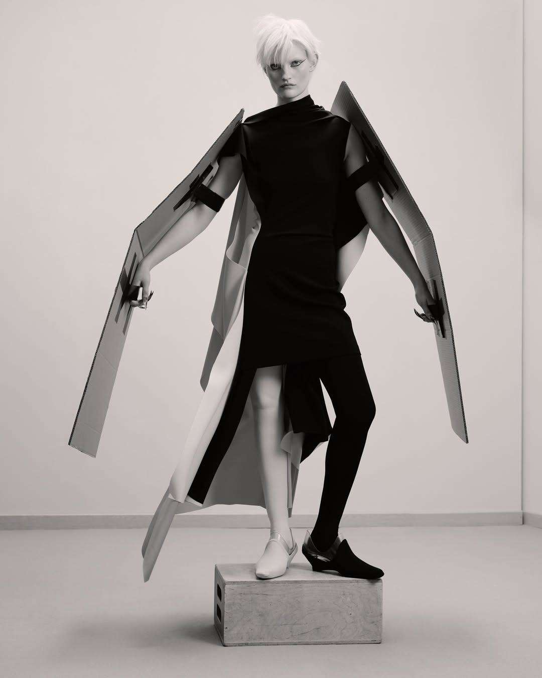 LAUREN @laurenntheobald for @vogueczechoslovakia 
Photographer_ @alicerosatistudio @tristangodefroy.agency
Stylist_ @missmarzia
MUA_ @bensunmakeup
HairStylist_ @hiromi_nishinaka
SetDesigner_ @iviu_torre
Production_ @ithaqueproduction
Studio_ @studiozeroparis
THANKS @elite_paris