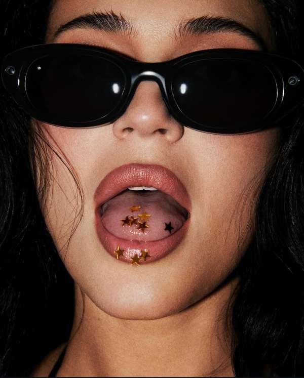 META GLASSES CAMPAIGN STARRING KYLIE JENNER...