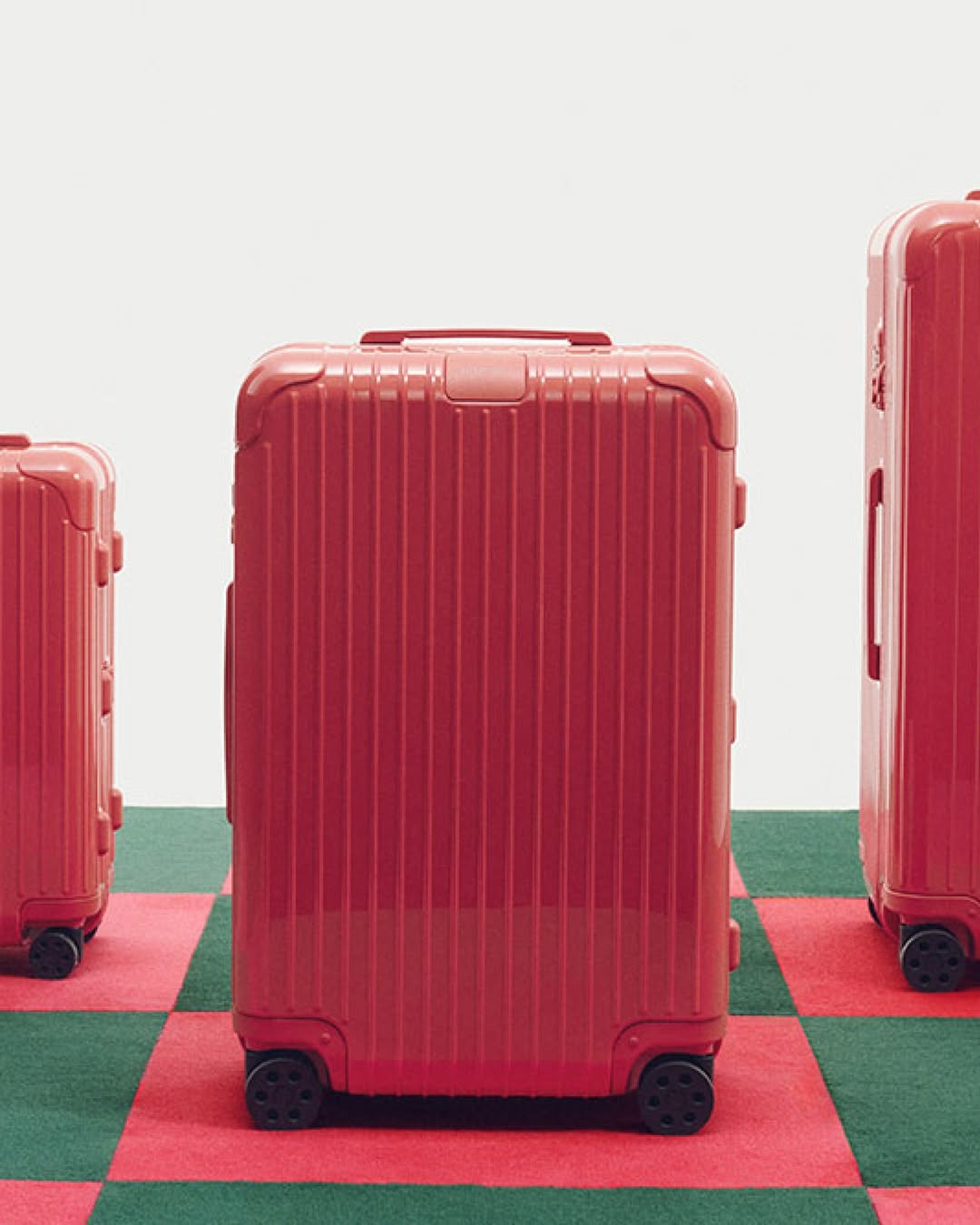 Studio 5 is the perfect backdrop for the new RIMOWA Essential collection in Granada and Verde. A stunning space that elevates any shoot, combining comfort, style, and exceptional production quality.

Shot at @parkroyalstudios 
Studio 5

#Rimowa #ParkRoyalStudios #luxurytravel #filmstudios #photostudio #photoshoot #London @rimowa