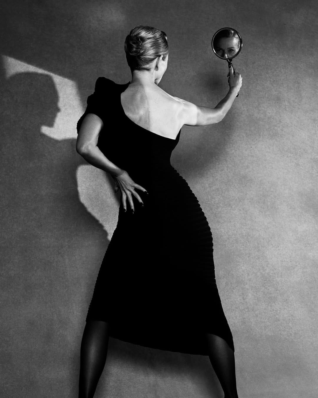 Quiet composure creating bold results.⁠
⁠
Shot at PIER59 Studios.⁠
@voguegreece @naomiwatts⁠