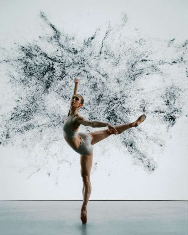 Ballerina @elsastallings performs on Stage ...