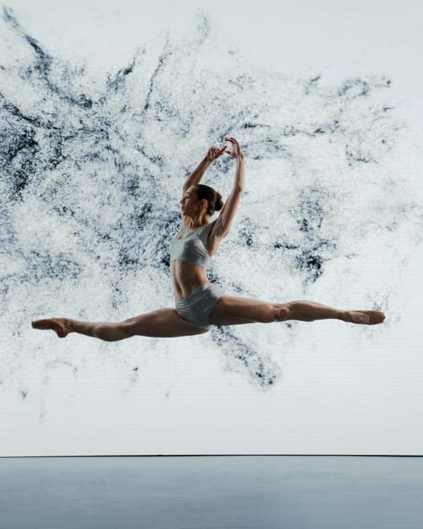 Ballerina @elsastallings performs on Stage ...