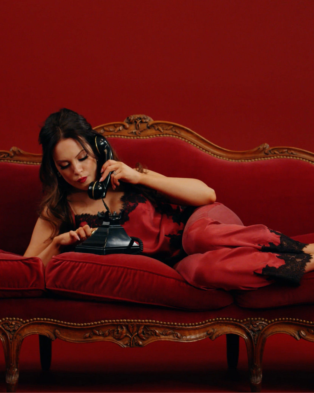 @lizgillz commanding the set and working the frame...