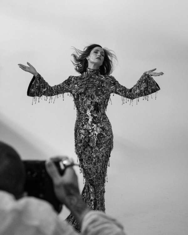 Rose Byrne in her element, making it look e...