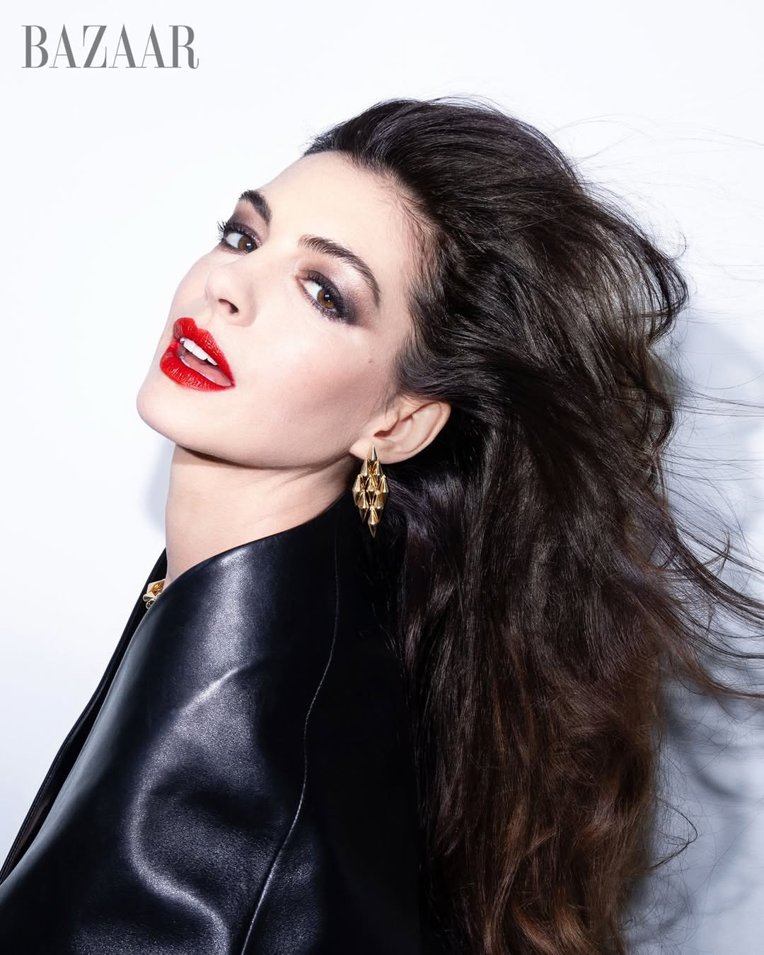 Anne Hathaway for Harper’s BAZAAR.⁠
Polished, powerful, and impossible to look away from.⁠
⁠
Shot at PIER59 Studios.