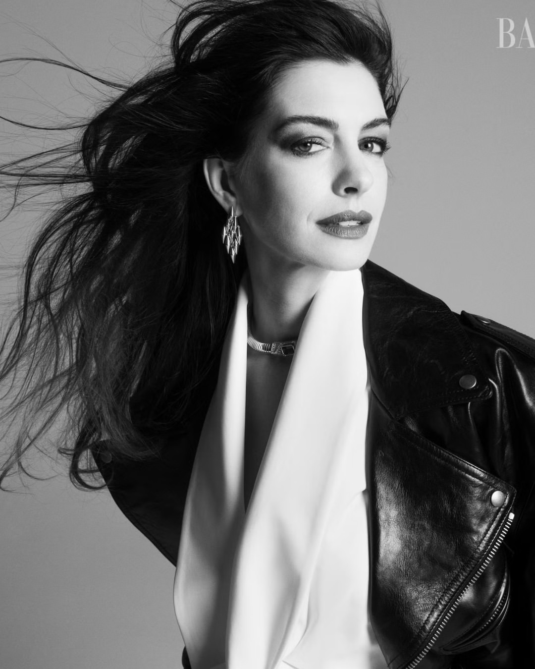 Anne Hathaway for Harper’s BAZAAR. ⁠
Effortlessly iconic.⁠
⁠
Shot at PIER59 Studios.