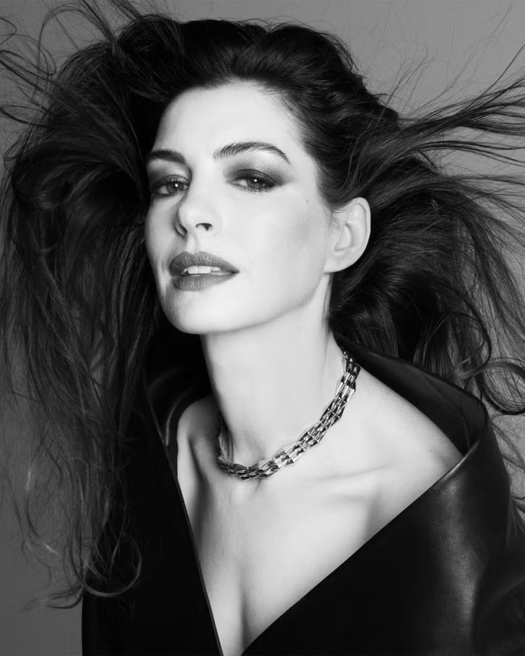 Anne Hathaway for Harper’s BAZAAR.⁠
The kind of presence that speaks for itself.⁠
⁠
Shot at PIER59 Studios.