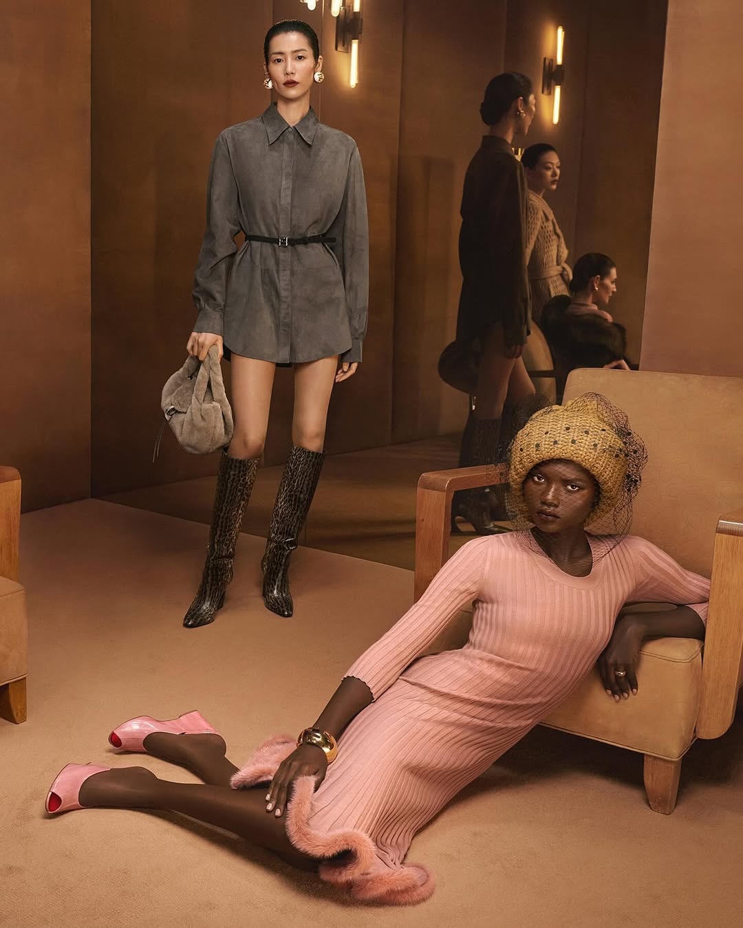 Fendi Fall/Winter 2025 Campaign shot by Steven Meisel

Photographer @stevenmeiselofficial @artandcommerce
Collection @silviaventurinifendi
Art Direction + Styling @chaos @stockdale.charlotte @katielyall
Makeup @patmcgrathreal
Hair @guidopalau
Manicure @jinsoonchoi
Casting @piergiorgio
Set Designer @maryhoward_setdesign
Talent @ajussamuel @libbytaverner @liuwenlw @lulutenney @sorachoi @vittoria
Production @prodn_artandcommerce

#Fendi #FendiFW25 #PRODn #ArtAndCommerce #ProducedbyPRODn
