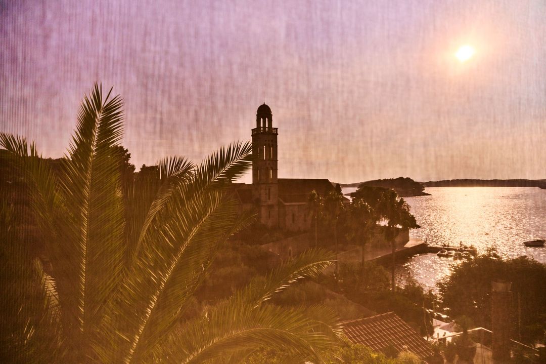 Airbnb Magazine |  Oct. 23