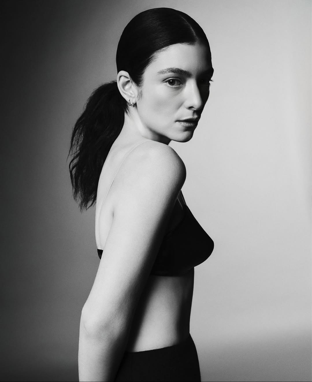 M Le Monde – Lorde intello de la pop @m_magazine

Photographer: @jbtalbourdet
Stylist: @virginiebenarroch
Artistic Direction: @jbtalbourdet
Hair: @mattbenns
Makeup: @maudlaceppe
Nails: @cam.t.artist
Talent: @lorde
Production: @roscoproduction

#MMagazine #RoscoProduction