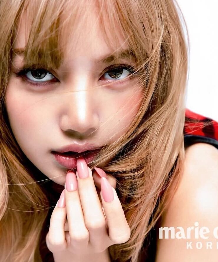 Shoot for @marieclairekorea

Model: @lalalalisa_m
Exécutive Producer: @sashajpark 
Main producer: Sheena Park
Beauty Editor: 김상은
Photographer: @narangchoi
Celebrity Visual Director: @youjinfilm
Makeup: @tikitaka_official_
Hair: @sunyoung_world
Stylist: @nanist
Local Producer: @marine.deve

November 2025
Service provided :
at studio Rouchon - Big One 
EQ