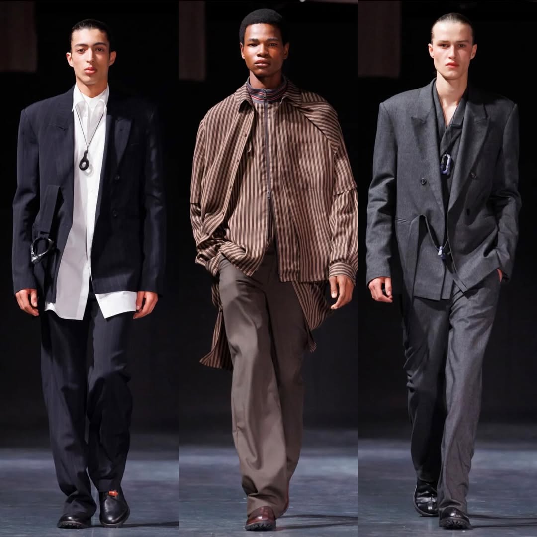 @qasimi_official AW26
Creative Director: @hooralq
Styling: @hannakelifa
Casting: @shelleydurkancasting
Casting production: @alexisnegrin @bubimilagro @simonericcomi
Hair: @roxy___hair
Makeup: @crystabelefemenariley
Shoes: @atelier_inscrire
Music @mimixumusic
Concept/Spatial design: @leonkacinari
Video: @studio.premices
Lighting: @hydradesign__
Runway Photography: @estrop_barcelona
Artist Collaboration
Dala Nasser