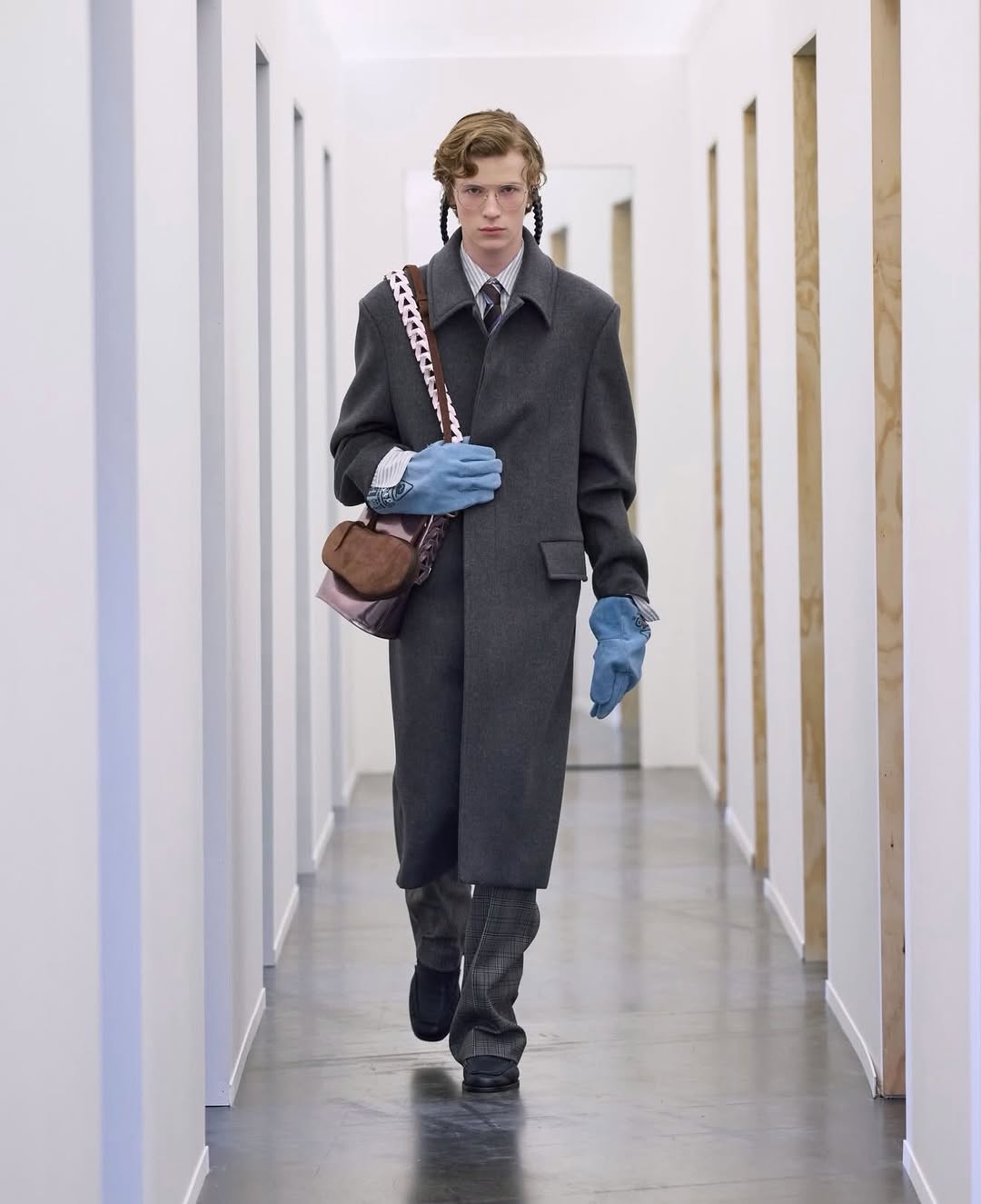 @solidhomme AW26 DUAL SHIFT
Styling: @reed_danny
Art Directing: @fosburyarchitecture
Photo: @lucatombolini
Casting: @shelleydurkancasting
Casting production: @simonericcomi @jamesmcoyne @alexisnegrin
Hair: @franziskapresche
Makeup: @minkimmakeup
Production: @withoutproduction
Music: @simonmparris