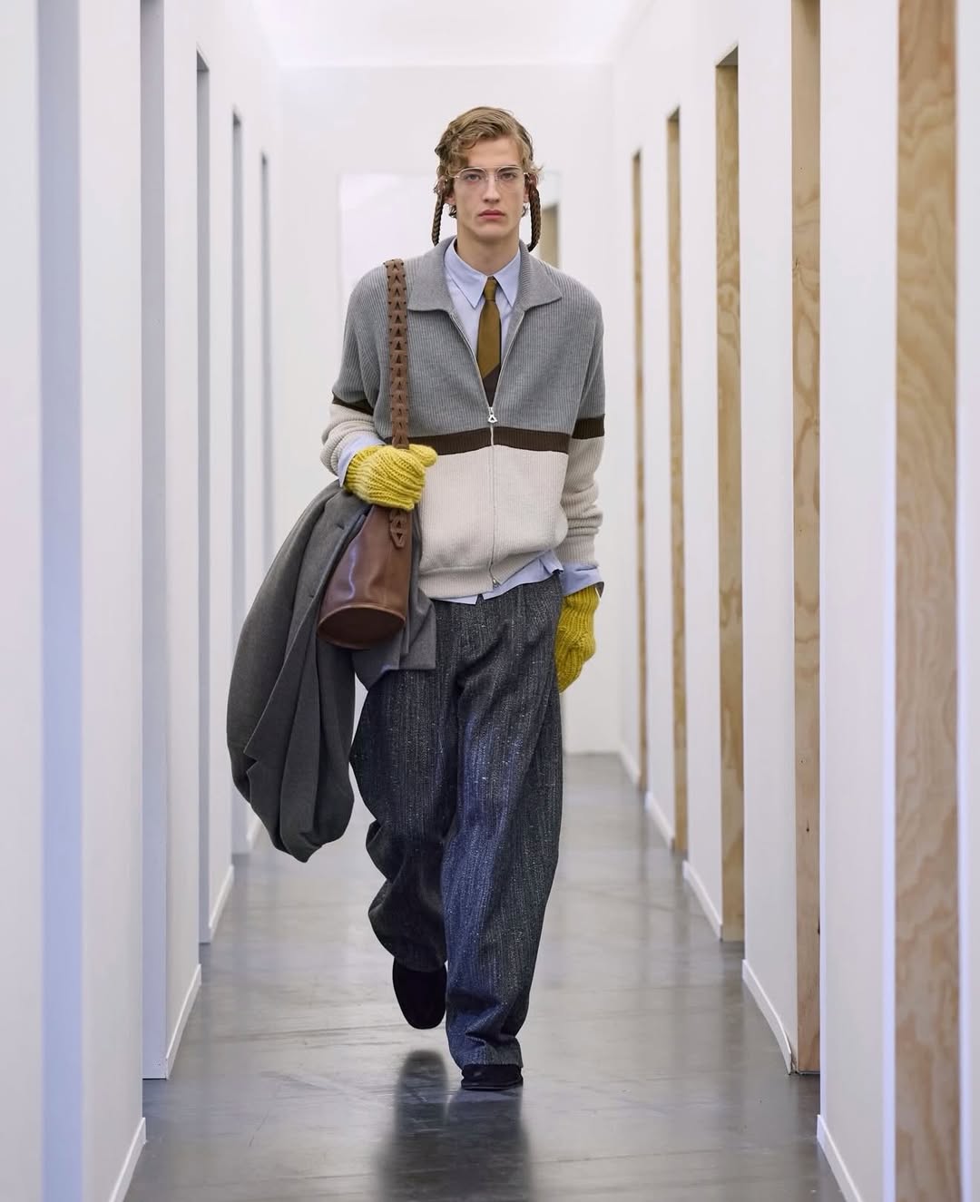 @solidhomme AW26 DUAL SHIFT
Styling: @reed_danny
Art Directing: @fosburyarchitecture
Photo: @lucatombolini
Casting: @shelleydurkancasting
Casting production: @simonericcomi @jamesmcoyne @alexisnegrin
Hair: @franziskapresche
Makeup: @minkimmakeup
Production: @withoutproduction
Music: @simonmparris