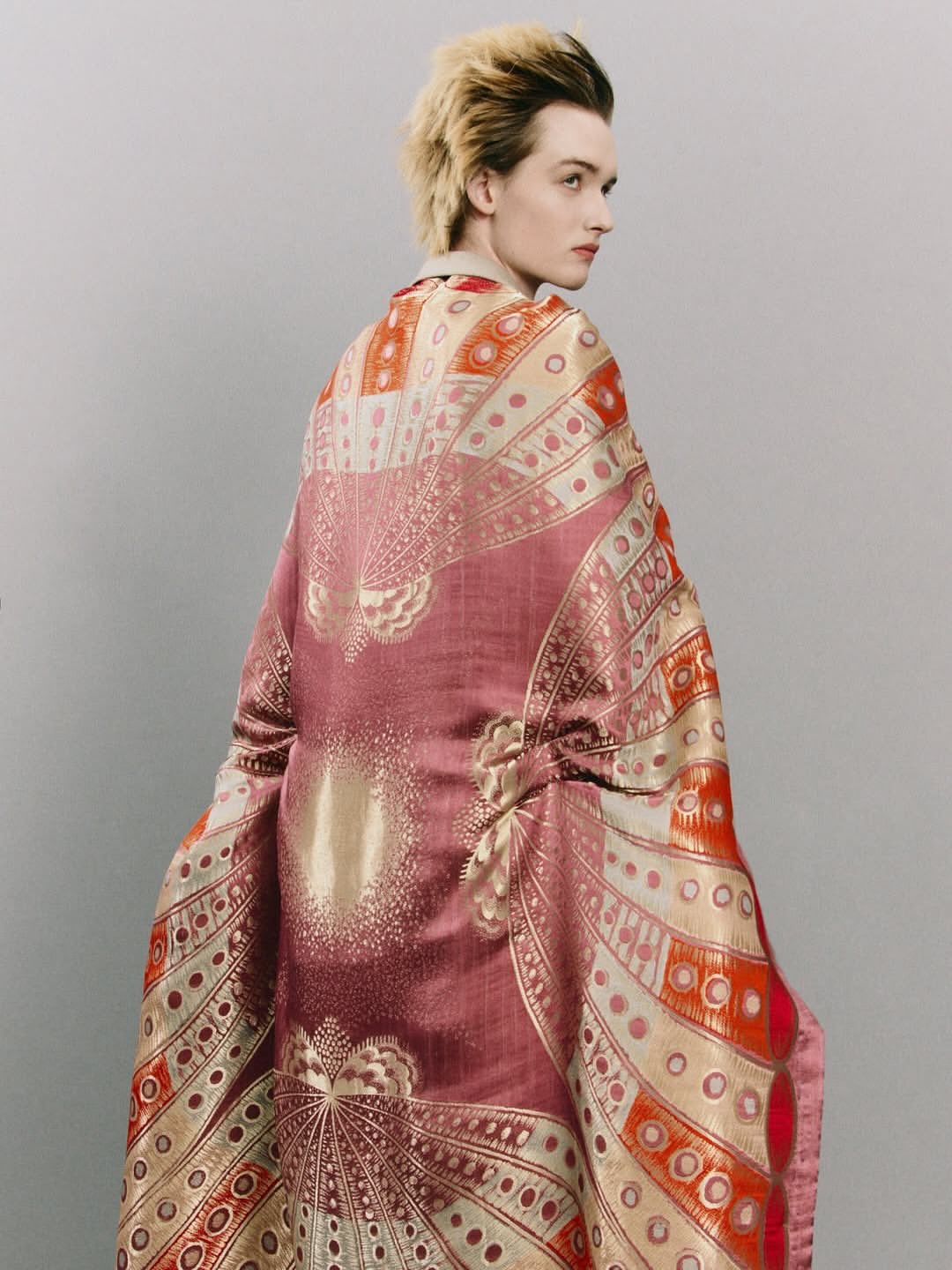 Dior Men’s Winter 2026-2027, Paris Fashion Week

Jonathan Anderson’s Winter 2026 collection extends the dialogue between history and opulence first introduced in Dior’s Spring–Summer 2026 season, enriched by a new set of influences. Modern flâneurs roam Paris in looks where formal tailoring meets outdoorwear, aristocratic codes collide with spontaneity, and masculine and feminine boundaries are joyfully blurred. Elongated jackets, shrunken blazers, Bar jackets, and precise tailoring coexist with brocade capes, military-inspired outerwear, and playful references to underwear.
Dressing becomes a game of bold, uninhibited associations, allowing heritage and modernity to meet with effortless freedom.

Creative Direction @dior @jonathan.anderson 
Styling @benjaminbruno_
Make Up @peterphilipsmakeup
Hair @guidopalau
Post House @sheriff.projects 
#sheriffprojects