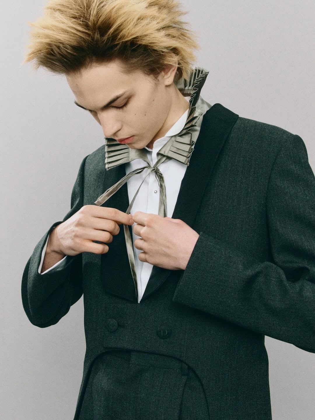 Dior Men’s Winter 2026-2027, Paris Fashion Week

Jonathan Anderson’s Winter 2026 collection extends the dialogue between history and opulence first introduced in Dior’s Spring–Summer 2026 season, enriched by a new set of influences. Modern flâneurs roam Paris in looks where formal tailoring meets outdoorwear, aristocratic codes collide with spontaneity, and masculine and feminine boundaries are joyfully blurred. Elongated jackets, shrunken blazers, Bar jackets, and precise tailoring coexist with brocade capes, military-inspired outerwear, and playful references to underwear.
Dressing becomes a game of bold, uninhibited associations, allowing heritage and modernity to meet with effortless freedom.

Creative Direction @dior @jonathan.anderson 
Styling @benjaminbruno_
Make Up @peterphilipsmakeup
Hair @guidopalau
Post House @sheriff.projects 
#sheriffprojects